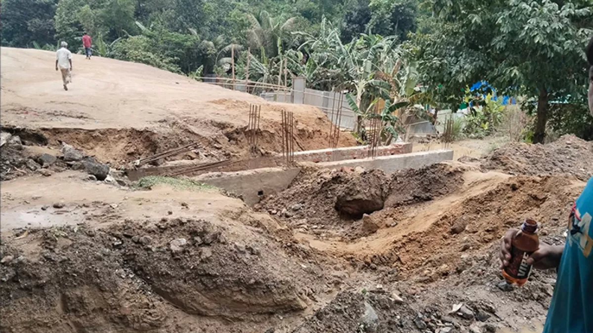 গভীর রাতে র‍্যাব ক্যাম্পে সন্ত্রাসীদের বুলডোজার, গুলি