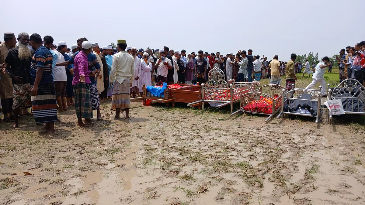 নওগাঁয় একসঙ্গে ৬ জনের জানাজা শেষে পাশাপাশি দাফন 