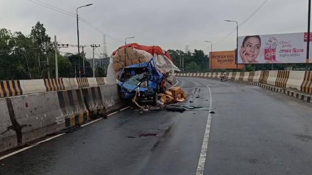 টাঙ্গাইলে ট্রাক ও পিকআপের সংঘর্ষে নিহত ২