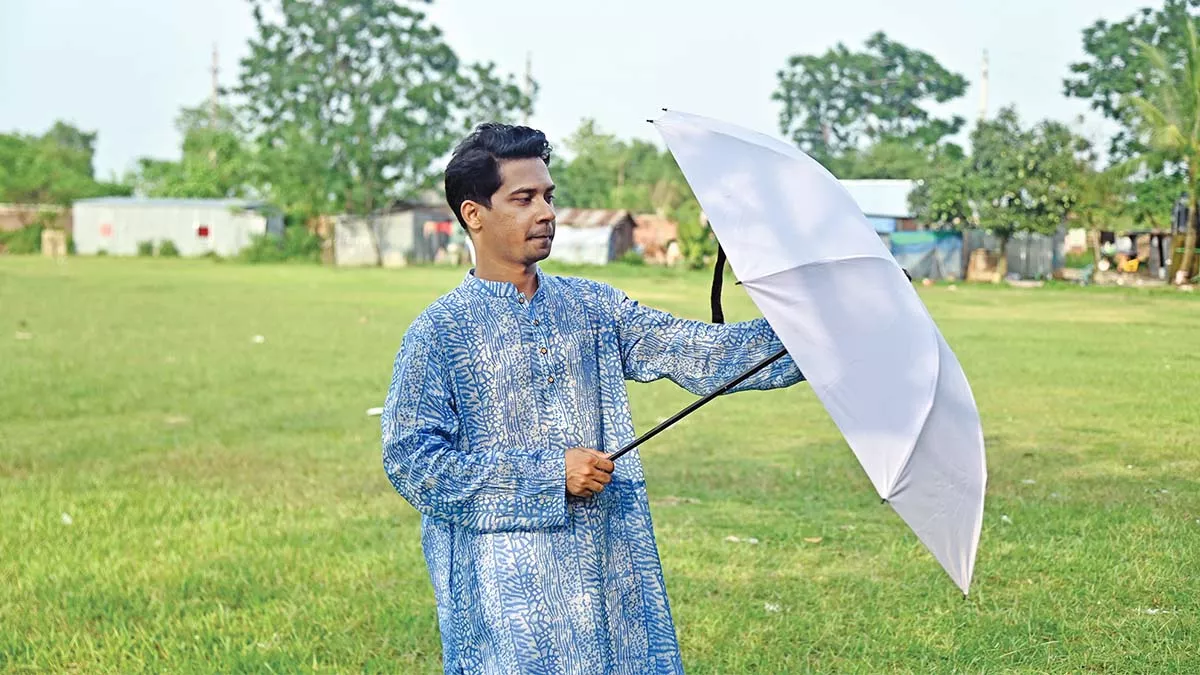 রোদ বৃষ্টিতে ছাতা