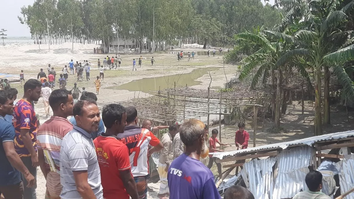 চিলমারীতে বালু ব্যবসায়ীদের টোল ঘর গুড়িয়ে দিল এলাকাবাসী