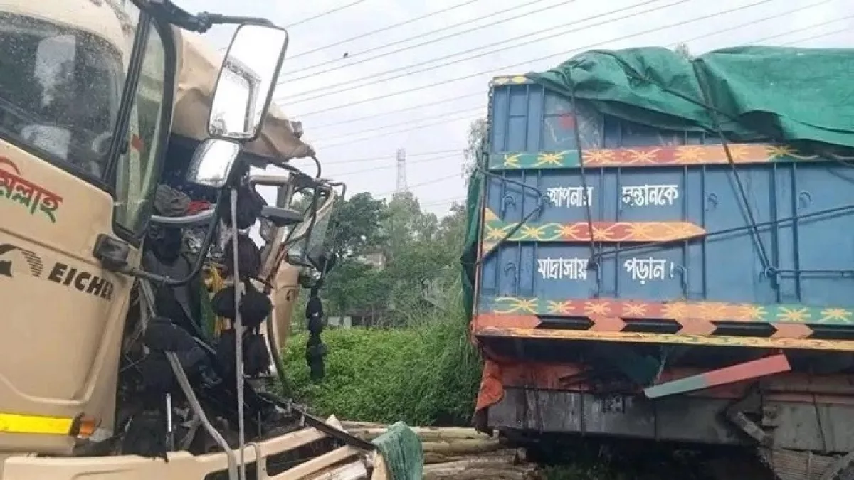 বগুড়ায় থেমে থাকা ট্রাকে আরেক ট্রাকের ধাক্কা, হেলপার নিহত