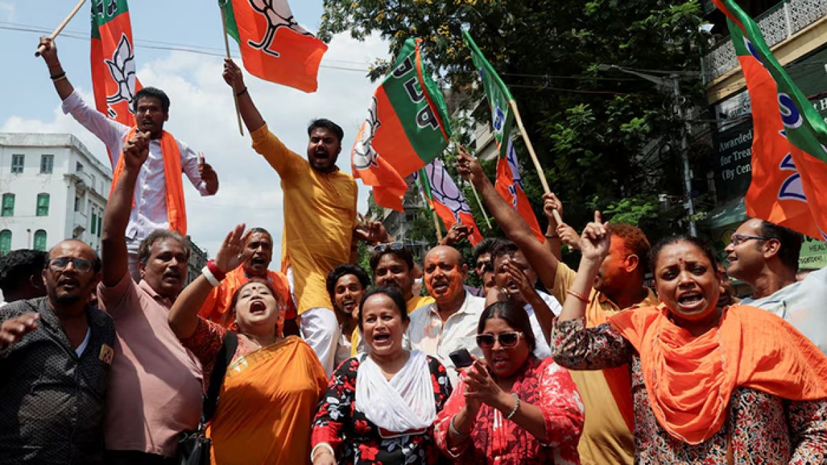 গেরুয়া পতাকা দোরগোড়ায়