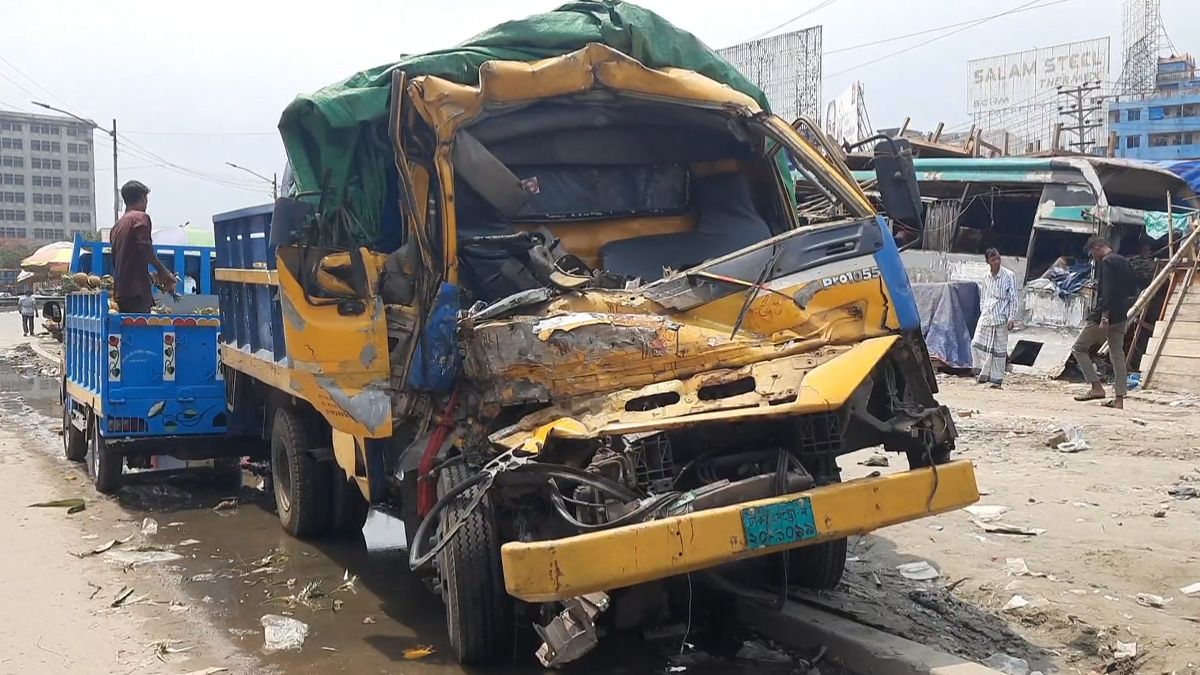 সোনারগাঁয়ে সড়ক দুর্ঘটনায় চালকসহ নিহত ২