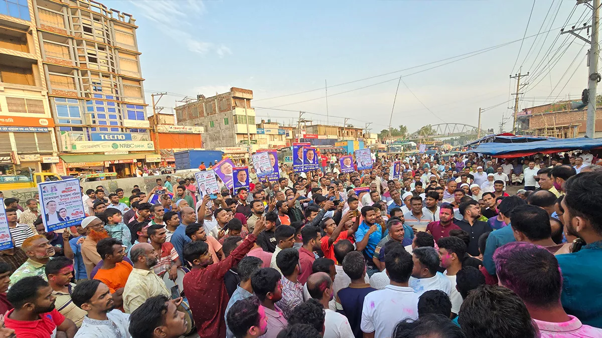 উপজেলা ঘোষণায় মোকামতলায় আনন্দ মিছিল