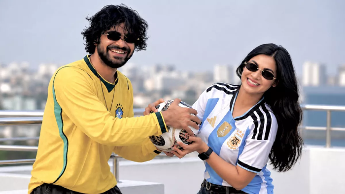  ভিন্ন দলের সমর্থক, তবু ফুটবলের শাশ্বত প্রেমে এক সুতোয় গাঁথা! বিশ্বকাপের আনন্দ-উন্মাদনায় প্রতিদিনের বাংলাদেশ-এর বিশেষ ফটোশুটে চিরপ্রতিদ্বন্দ্বী ব্রাজিল ও আর্জেন্টিনার জার্সিতে অভিনেতা শরিফুল রাজ ও অভিনেত্রী মেঘলা মুক্তা। ছবি: আরিফুল আমিন