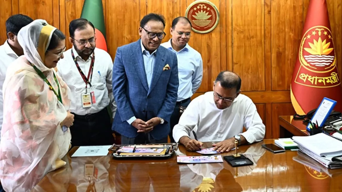 প্রধানমন্ত্রী তারেক রহমান বৃহস্পতিবার সকালে জাতীয় সংসদ সচিবালয়ের নিজ কার্যালয়ে বিশ্বকাপ ফুটবল-২০২৬ উপলক্ষে ১০ টাকা মূল্যমানের স্মারক ডাকটিকিট উন্মোচন করেন। ছবি: বাসস/পিএমও