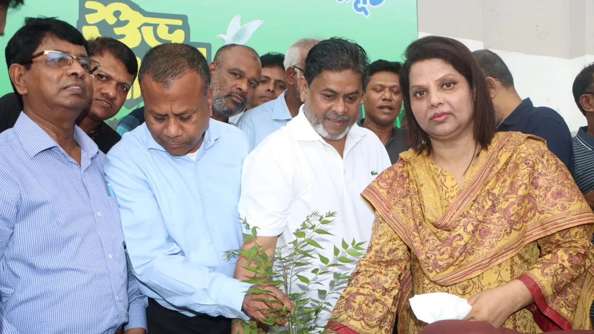 ঢাকার আজিমপুর সরকারি গার্লস স্কুল অ্যান্ড কলেজে শনিবার আয়োজিত বৃক্ষরোপণ কর্মসূচিতে ঢাকার জেলা প্রশাসক মিজ ফরিদা খানম। ছবি: প্রতিদিনের বাংলাদেশ