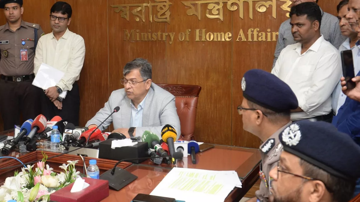 স্বরাষ্ট্রমন্ত্রী সালাহউদ্দিন আহমদ শনিবার দুপুরে স্বরাষ্ট্র মন্ত্রণালয়ে আইনশৃঙ্খলা রক্ষায় কৃতিত্বপূর্ণ ও প্রশংসনীয় কাজের স্বীকৃতিস্বরূপ পুলিশ সদস্যদের পুরস্কার প্রদান অনুষ্ঠানে সাংবাদিকদের প্রশ্নের জবাব দেন। ছবি: বাসস