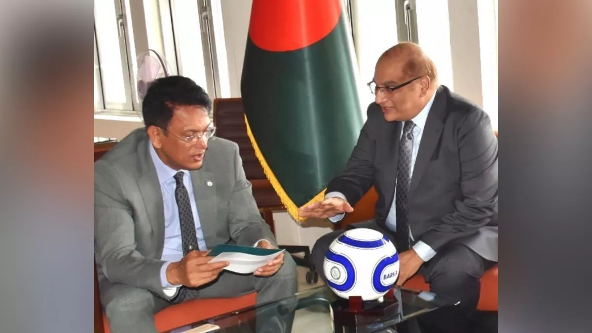 সরকারি স্কুলে বিতরণের জন্য হাজার ফুটবল উপহার দিল পাকিস্তান