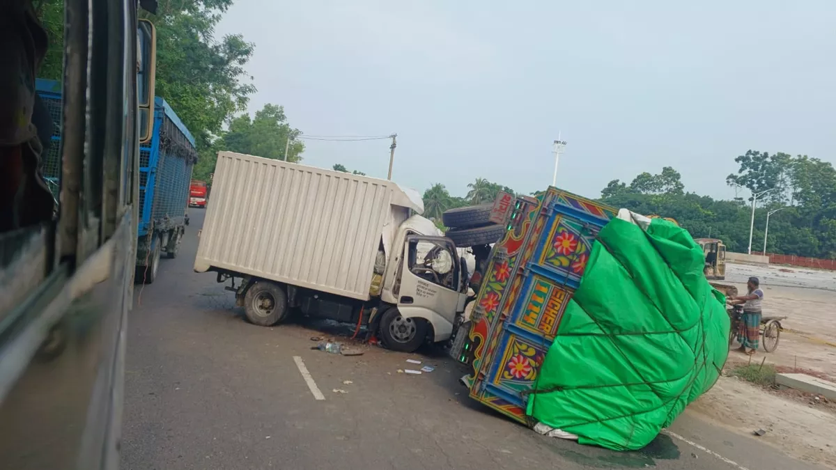 ঢাকা-খুলনা মহাসড়কের সেবা গ্রীনলাইন ফিলিং স্টেশন সংলগ্নে মঙ্গলবার সকালে ট্রাকের সঙ্গে পিকআপভ্যানের সংঘর্ষ। ছবি: প্রতিদিনের বাংলাদেশ  