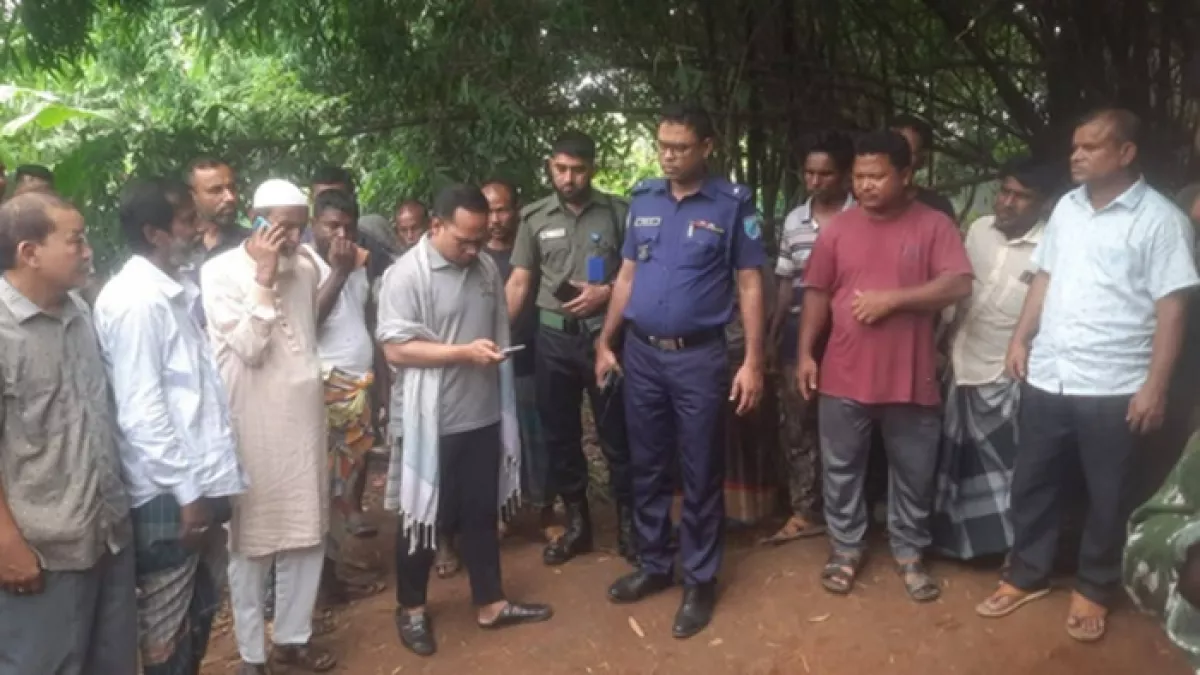 ঘটনাস্থলে এসে মরদেহ উদ্ধার করে পুলিশ। ছবি: প্রতিদিনের বাংলাদেশ