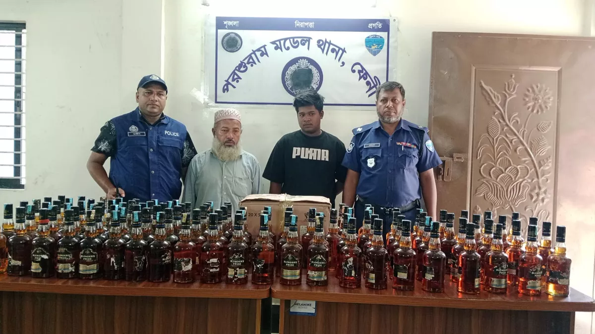 আটকৃত দুইজন। ছবি: প্রতিদিনের বাংলাদেশ