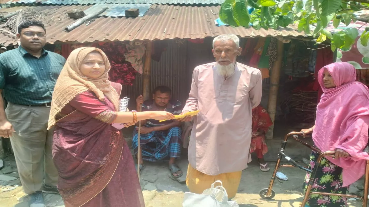 জীবনযুদ্ধে পরাজিত বৃদ্ধের পাশে ইউএনও