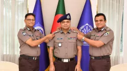 অতিরিক্ত আইজিপির র‍্যাংক ব্যাজ পরানো হলো ফারুক আহমেদকে