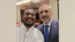হাকান ফিদানের হাত পাটওয়ারীর কাঁধে