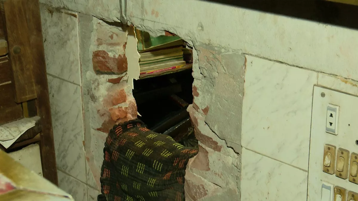 কাটা দেয়ালটি। ছবি: প্রতিদিনের বাংলাদেশ 