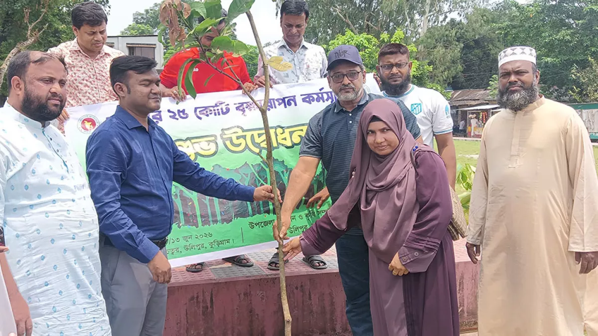 উলিপুরে বৃক্ষরোপণ কর্মসূচীর উদ্বোধনকালে অতিথিরা। ছবি-প্রতিদিনের বাংলাদেশ