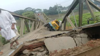 বেইলি ব্রিজ ভেঙে খাদে বালুবাহী ট্রাক, যোগাযোগ বিচ্ছিন্ন