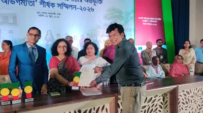 সাংবাদিক ফেলোশিপ সনদ ও সম্মাননা স্মারক পেলেন অমর ডি কস্তা