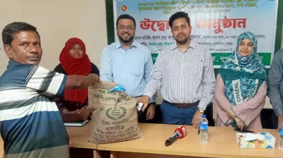 দুপচাঁচিয়ায় ২৪৭০ কৃষকের মাঝে কৃষি উপকরণ বিতরণ