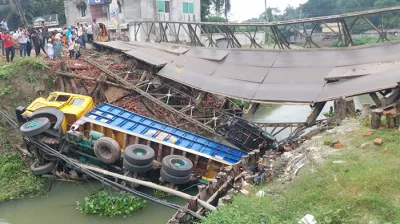 বালুভর্তি ট্রাক বেইলি ব্রিজ ভেঙে খালে, ভোগান্তি