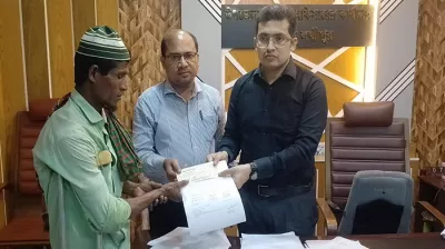 ক্ষতিগ্রস্ত পরিবারের মাঝে চেক ও চাল বিতরণ