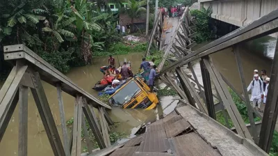 বেইলি ব্রিজ ভেঙে খালে ট্রাক: যোগাযোগ বিচ্ছিন্ন