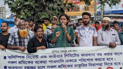 পাওনা পরিশোধের দাবিতে শ্রমিকদের সড়ক অবরোধ