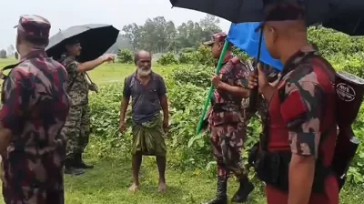 আপনি গুলি চালালে আমি বসে থাকব?