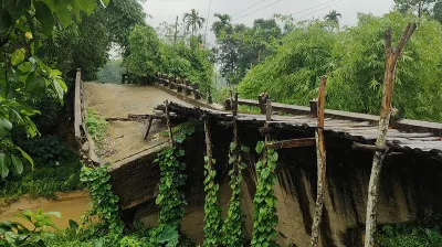 ১৪ বছরেও জোড়া লাগেনি ভাঙা সেতু, দুর্ভোগে হাজারো মানুষ