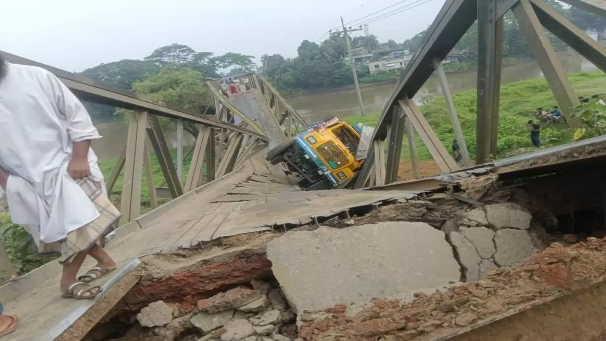 বেইলি ব্রিজ ভেঙে খাদে বালুবাহী ট্রাক, যোগাযোগ বিচ্ছিন্ন