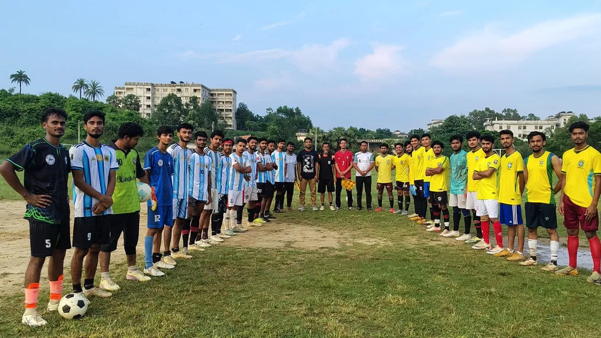 বিশ্ববিদ্যালয়ের কেন্দ্রীয় খেলার মাঠে অনুষ্ঠিত হয় আর্জেন্টিনা ও ব্রাজিল সমর্থক দলের প্রীতি ম্যাচ। ছবি: প্রতিদিনের বাংলাদেশ 