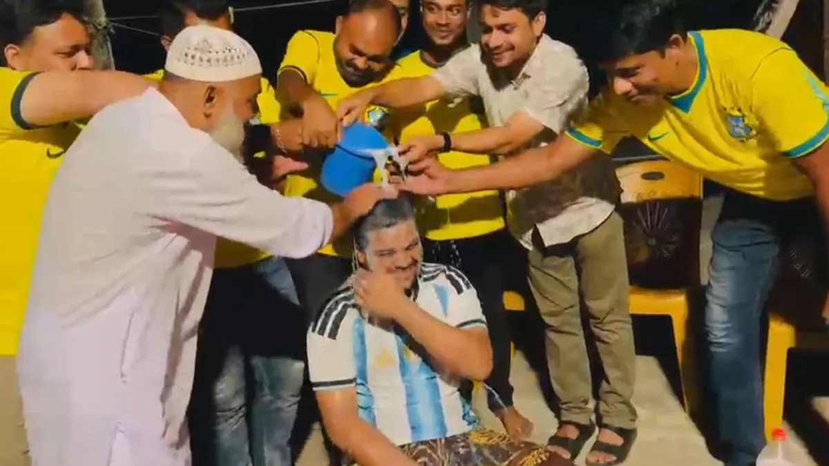 দুধ দিয়ে গোসল করে ব্রাজিলে যোগ দিয়েছেন আর্জেন্টিনার সমর্থক। ছবি: প্রতিদিনের বাংলাদেশ 