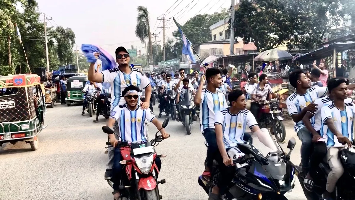 পত্নীতলায় আর্জেন্টিনা ফুটবল দলের সমর্থকদের শোডাউন। ছবি: প্রতিদিনের বাংলাদেশ 