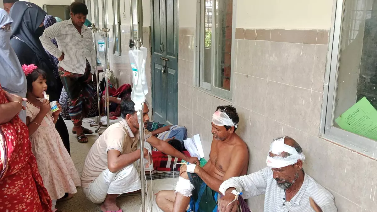 হরিনাকুন্ডুতে আওয়ামী লীগ ও বিএনপির সমর্থকদের  মধ্যে সংঘর্ষের ঘটনা ঘটেছে। ছবি: প্রতিদিনের বাংলাদেশ