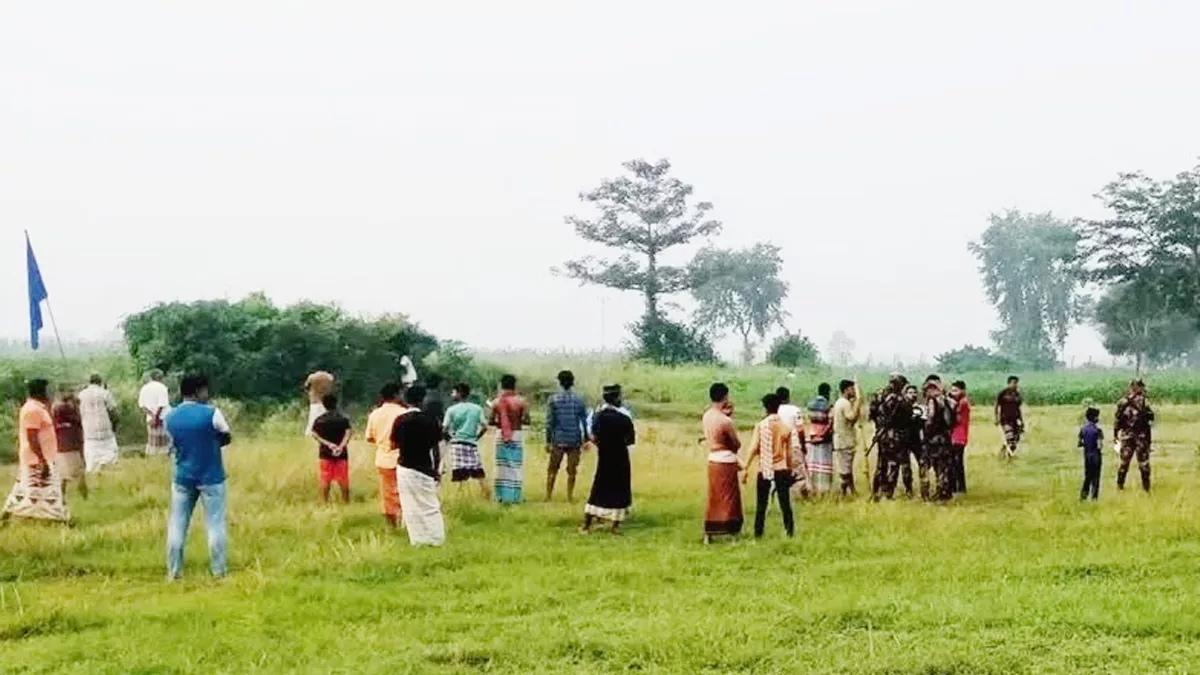 কুষ্টিয়ার দৌলতপুর উপজেলার প্রাগপুর সীমান্তে নারী ও শিশুসহ ১২ জনকে বাংলাদেশে পুশ-ইনের চেষ্টা রুখে দিয়েছে বিজিবি ও স্থানীয়রা। ছবি: প্রতিদিনের বাংলাদেশ 