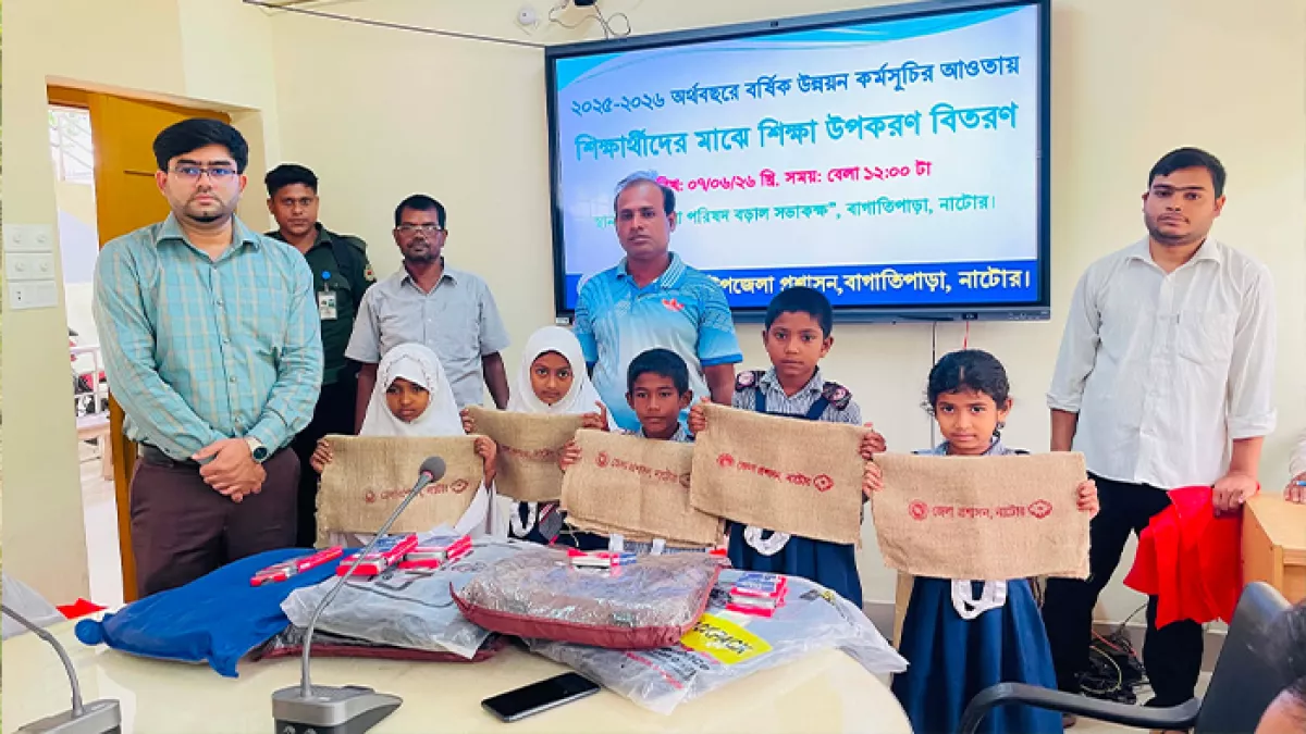 ৬০ শিক্ষার্থী পেল শিক্ষাসহায়ক উপকরণ