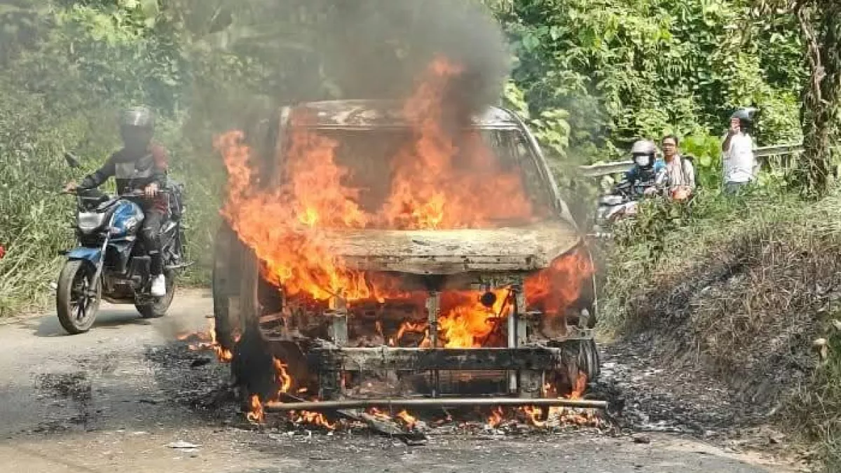 শুক্রবার সকালে বান্দরবানে পর্যটকবাহী চলন্ত গাড়িতে আগুন। প্রবা ফটো
