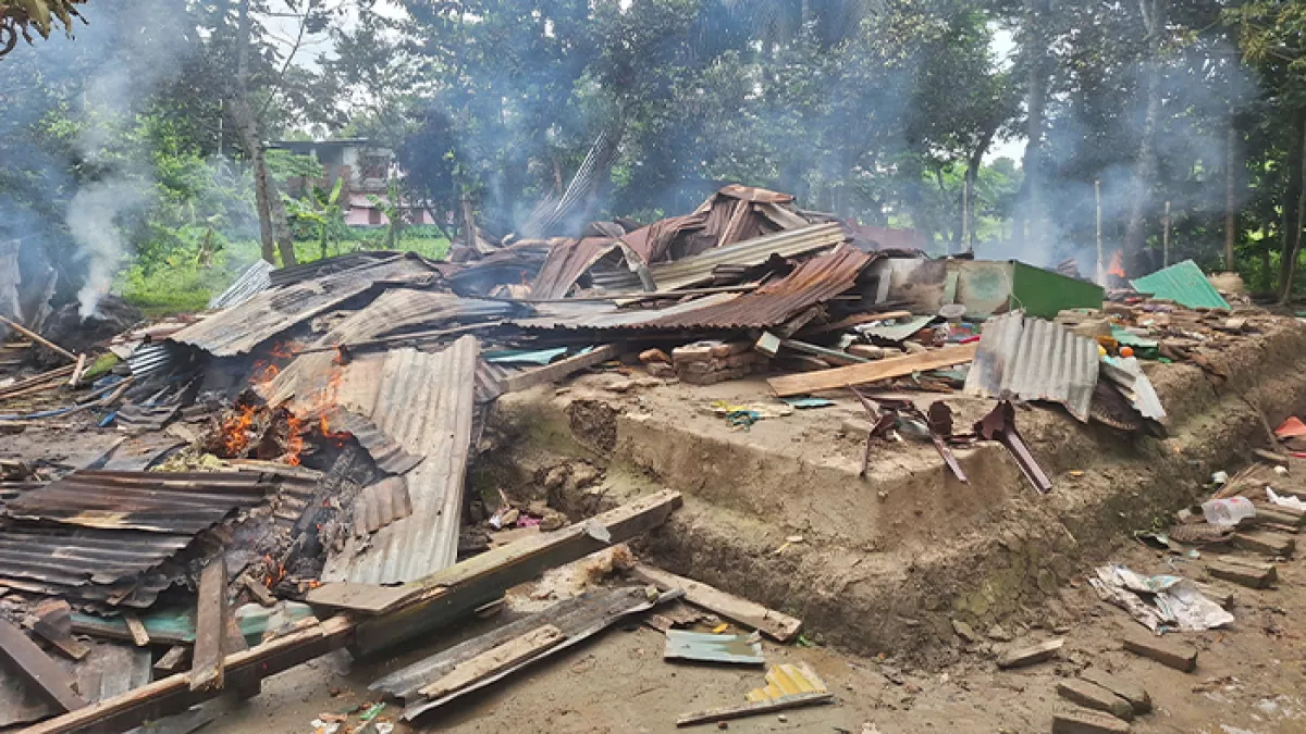 বরিশালে অটোরিকশা চালক হত্যার ঘটনায় এলাকাবাসী অভিযুক্তদের বাড়িঘর পুড়িয়ে দিয়েছে। প্রবা ফটো