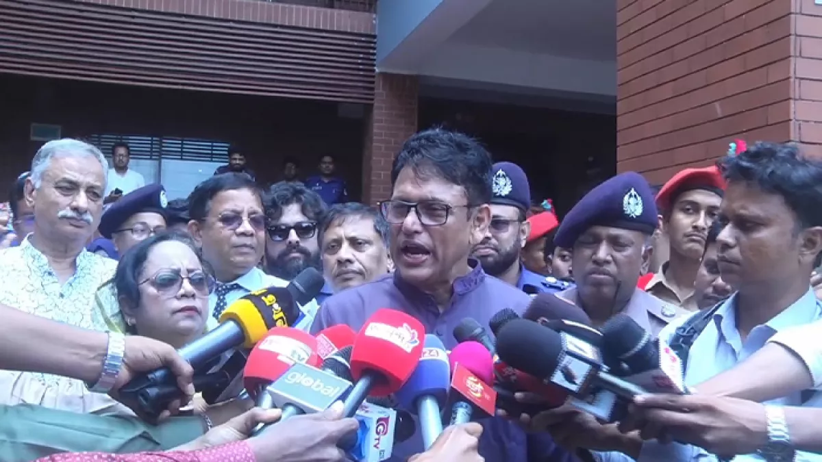 বরিশাল নগরীর শিল্পকলা একাডেমিতে বরিশাল অঞ্চলের কেন্দ্র সচিবদের সঙ্গে মতবিনিময় শেষে বক্তব্য দেন শিক্ষামন্ত্রী। প্রবা ফটো 