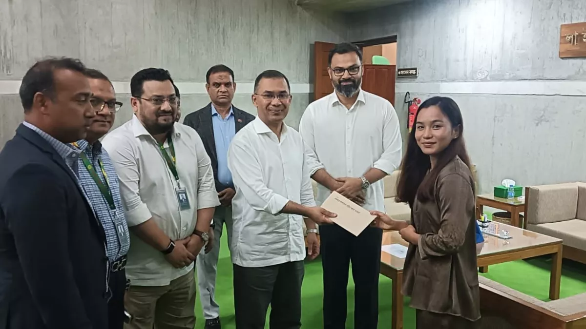 নারী ফুটবলার ঋতুপর্ণা চাকমার ঘর নির্মাণের জন্য মঙ্গলবার আর্থিক সহায়তার চেক তুলে দেন দিয়েছেন প্রধানমন্ত্রী তারেক রহমান। ছবি: পিএমও