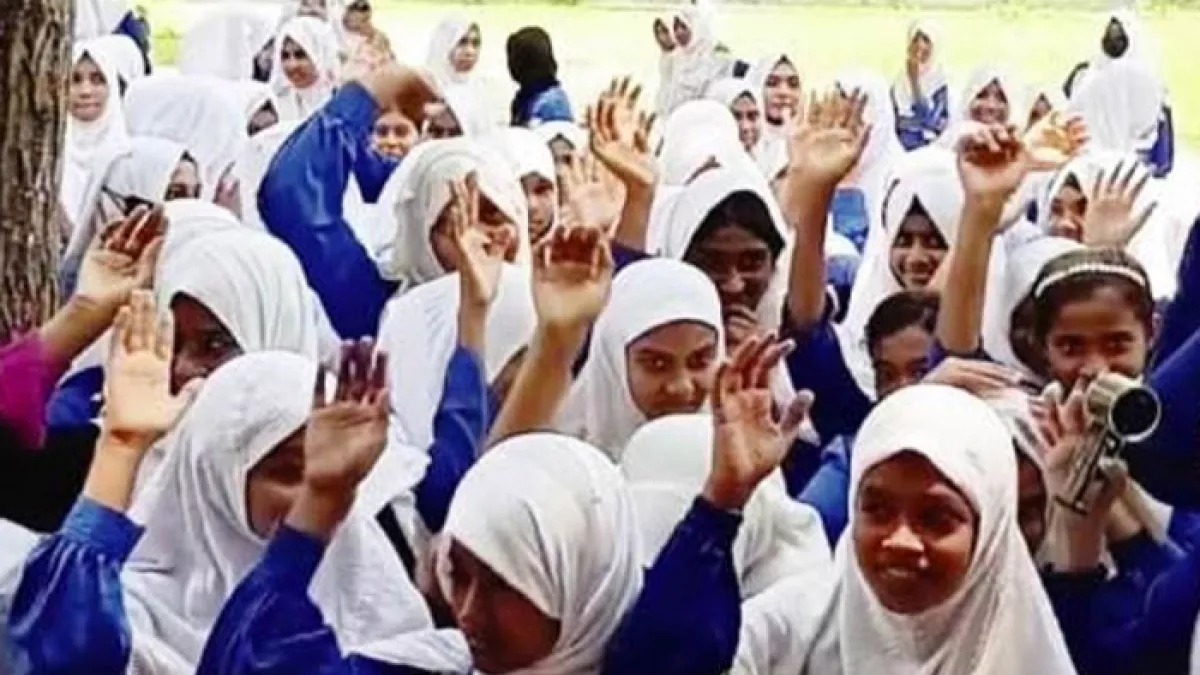 যশোরের শার্শা উপজেলার বাগআঁচড়া সম্মিলিত গার্লস স্কুল অ্যান্ড কলেজের প্রধানশিক্ষিকার বিরুদ্ধে বুধবার ক্লাস বর্জন করে বিক্ষোভ করেন শিক্ষার্থীরা। প্রবা ফটো