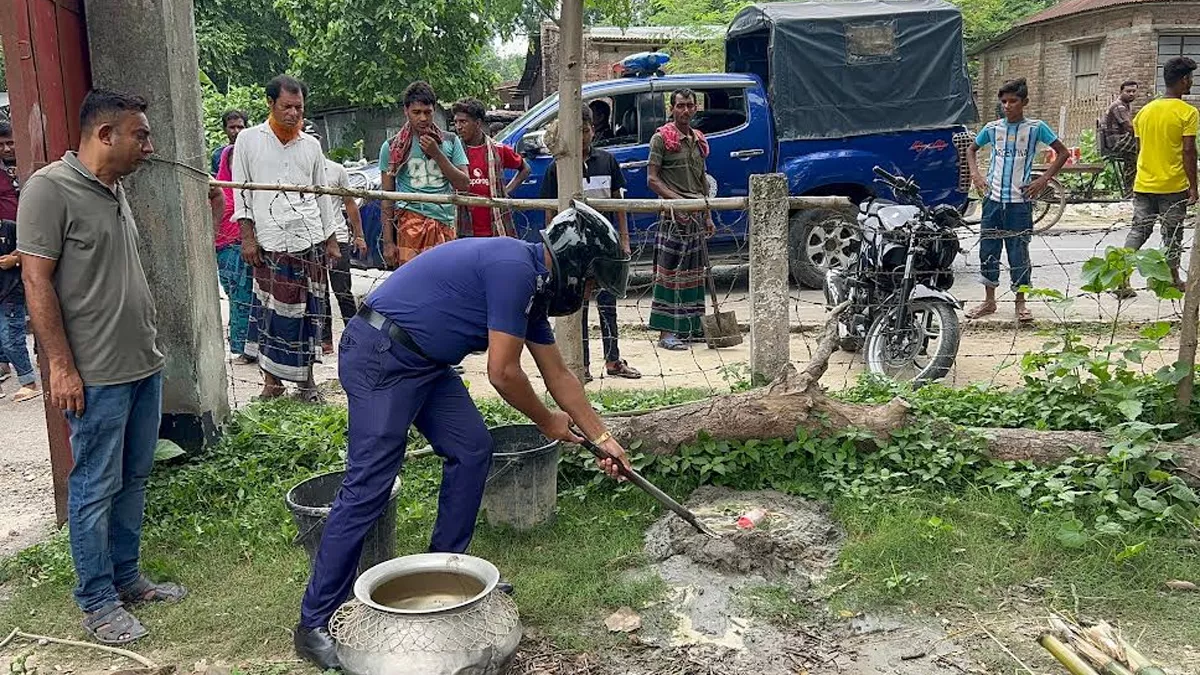 দামুড়হুদায় ‘রায়সা বিল’ নামের একটি জলাশয়ের কাছ থেকে ‘জয় বাংলা’ লেখা একটি বোমাসদৃশ বস্তু উদ্ধার করেছে পুলিশ।