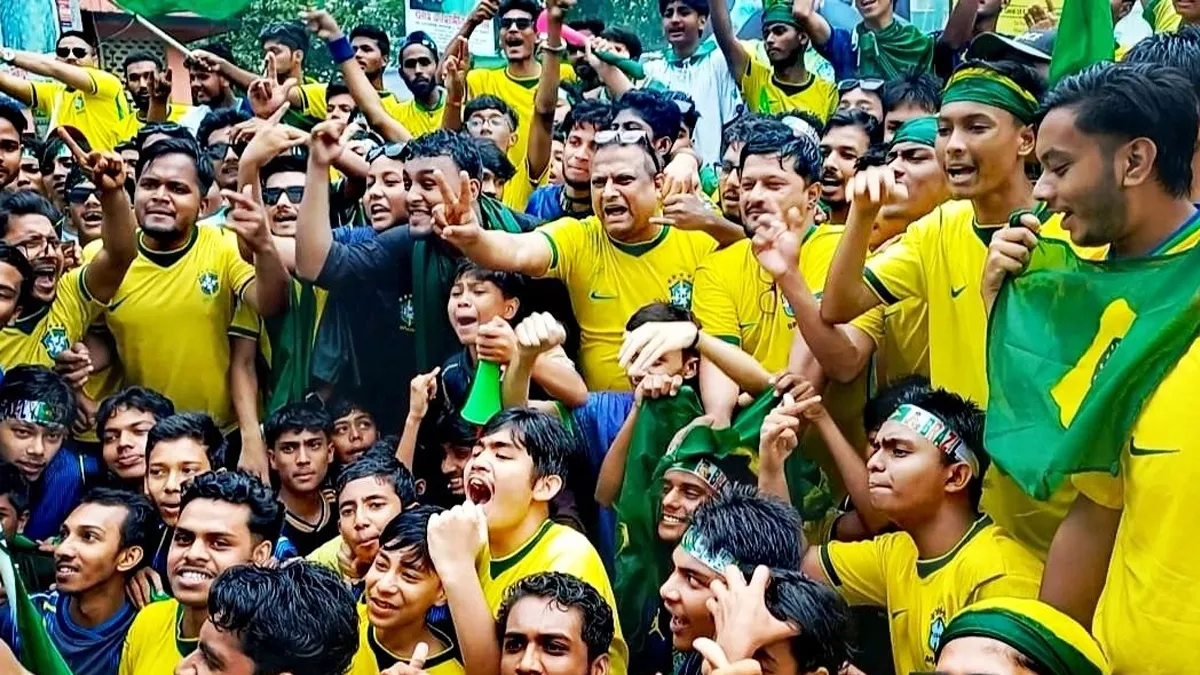 দিনাজপুরে ব্রাজিল সমর্থকদের আনন্দ শোভাযাত্রা। ছবি: প্রতিদিনের বাংলাদেশ 