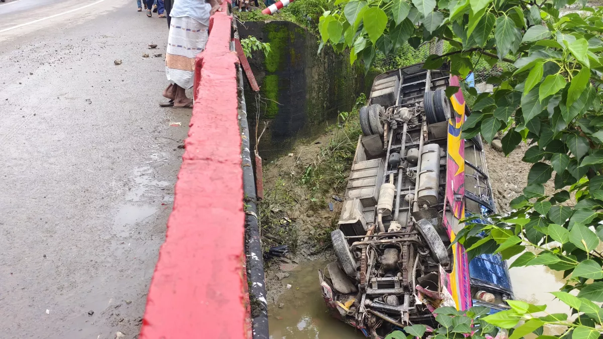 টেকনাফে নিয়ন্ত্রণ হারিয়ে বাস খাদে। ছবি: প্রতিদিনের বাংলাদেশ 