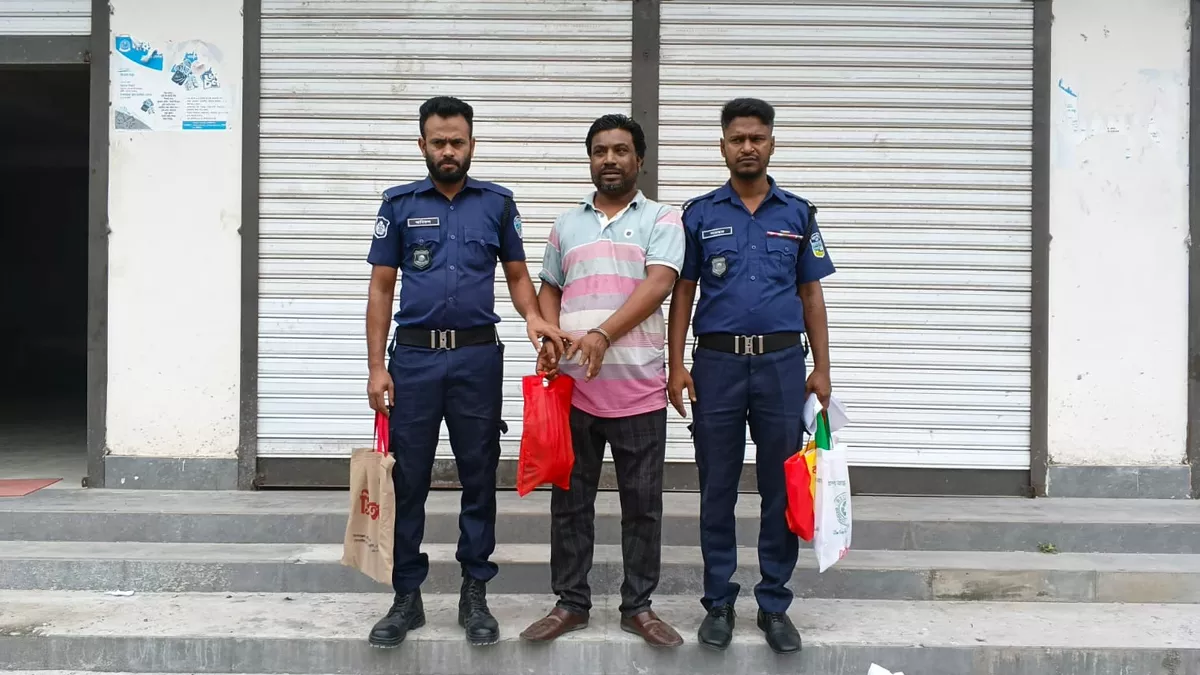 জামালপুরের সরিষাবাড়ীতে কেন্দ্রীয় যুবলীগের সদস্য শেখ রাসেলকে গ্রেপ্তার করেছে পুলিশ। ছবি: প্রতিদিনের বাংলাদেশ 