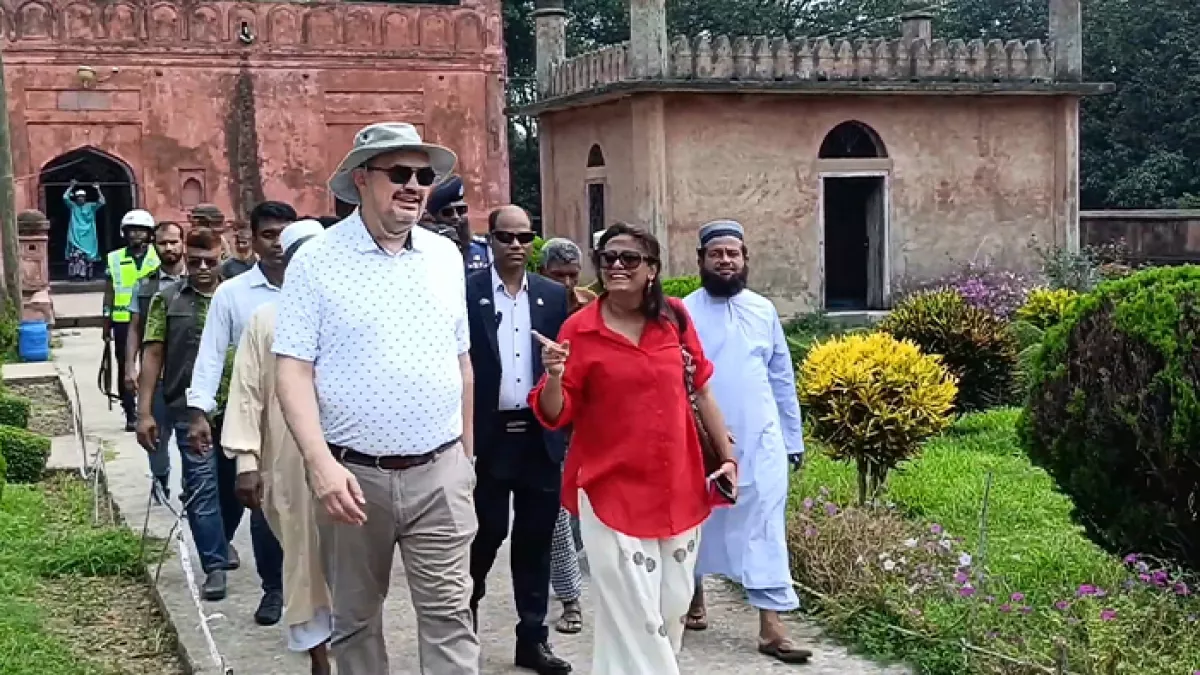 চাঁপাইনবাবগঞ্জের শিবগঞ্জ উপজেলার প্রাচীন গৌড় নগরীর প্রত্নতাত্ত্বিক স্থাপনা ও স্থলবন্দর ঘুরে দেখলেন ঢাকায় নিযুক্ত মার্কিন রাষ্ট্রদূত ব্রেন্ট ক্রিস্টেনসেন। প্রবা ফটো