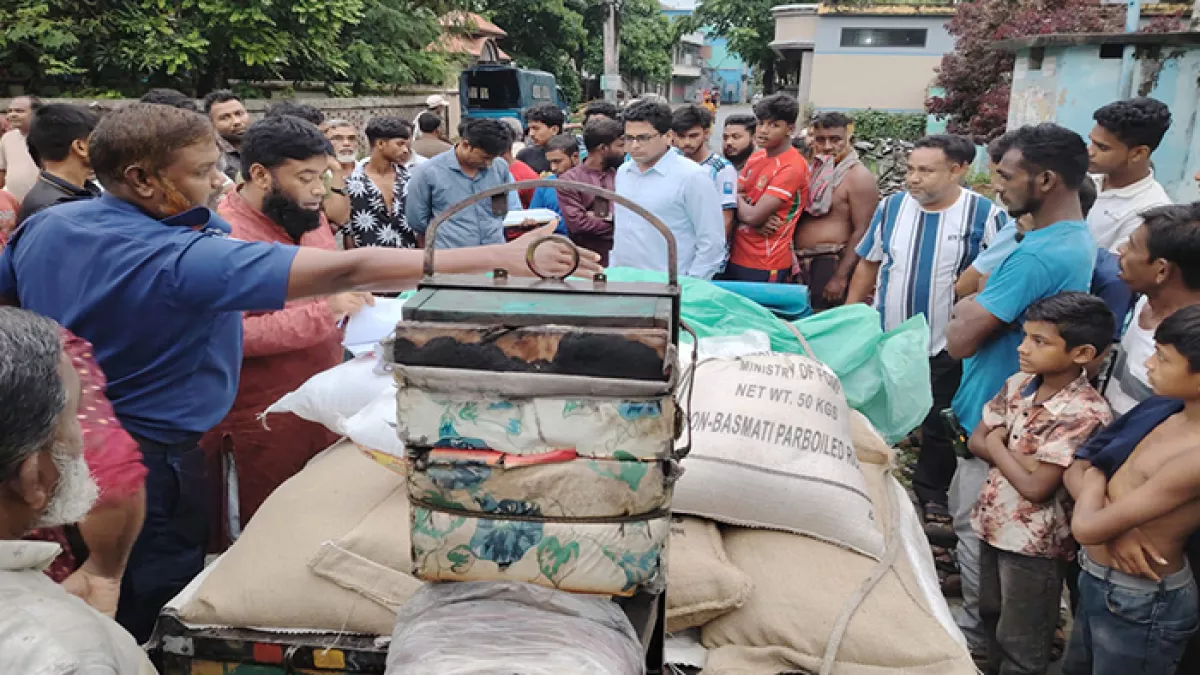 ওএমএসের ২১০ কেজি চাল ও ৭০ কেজি আটা জব্দ করেছে জেলা প্রশাসন । প্রবা ফটো