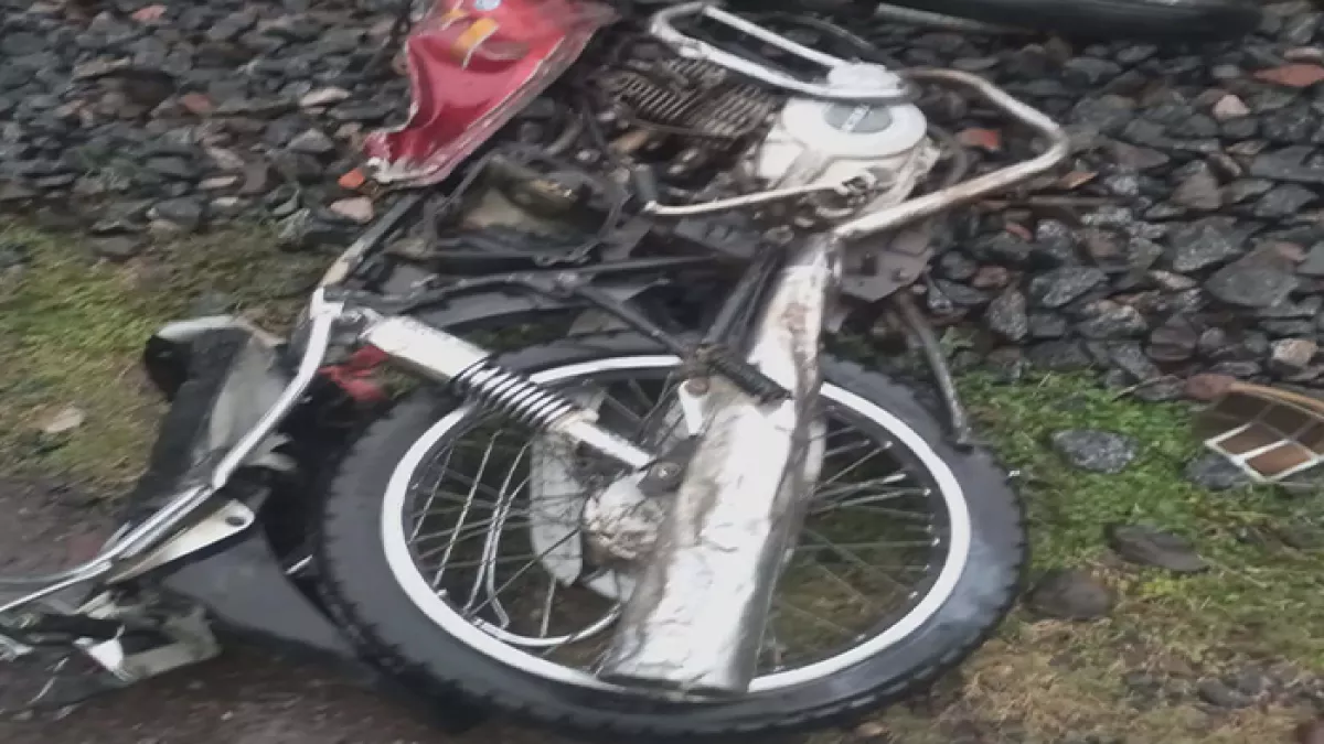 রেলক্রসিং পার হওয়ার সময় ট্রেনের ধাক্কায় মোটরসাইকেল আরোহী দুই যুবক নিহত হয়েছেন। প্রবা ফটো